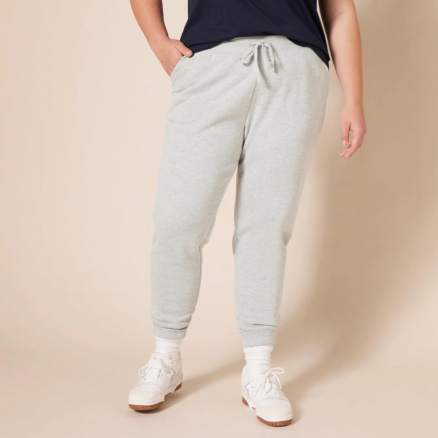 Amazon Essentials Women's Fleece Jogger Sweatpant (Available in Plus Size)
