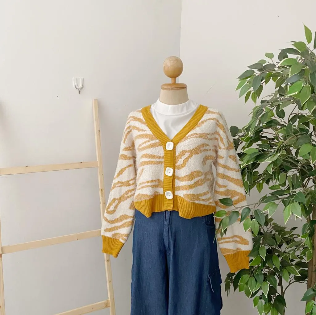 Korean knitted Cardigan Scribble