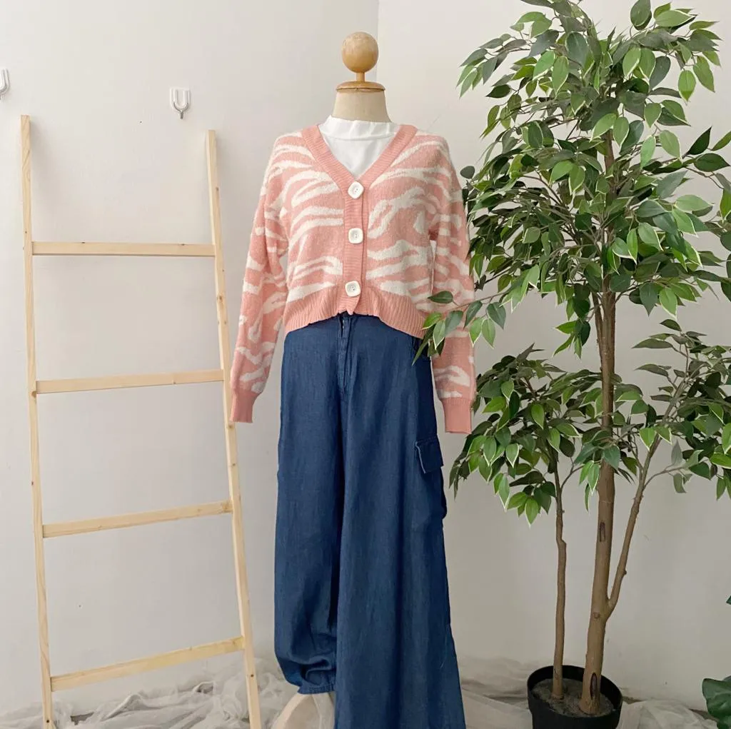 Korean knitted Cardigan Scribble
