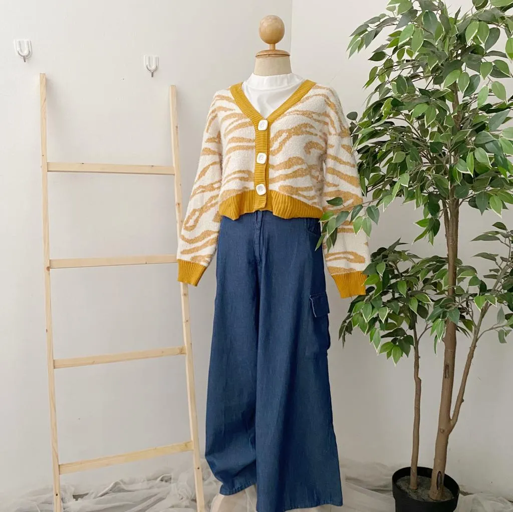 Korean knitted Cardigan Scribble